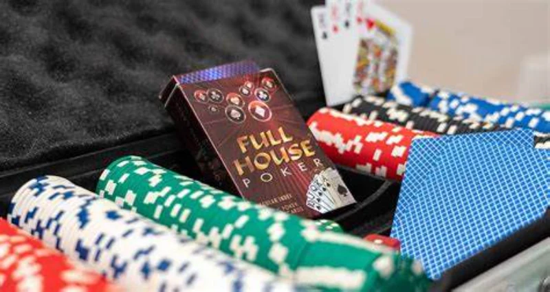 Sự phổ biến của full house poker trên thị trường truyền thống và online
